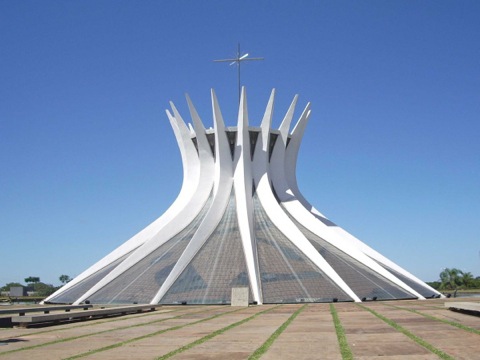 catedral-metropolitana-nossa-senhora-aparecida-is-a-roman-catholic-church-in-brasilia-brazil-designed-by-famed-architect-oscar-niemeyer-it-consists-of-16-concrete-pillars